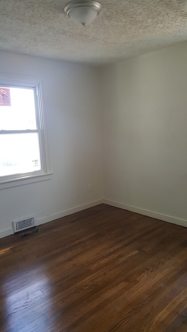 Building Photo - 3 Bedroom on Oxnard - ready for mid March move in