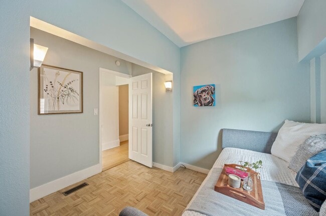 Building Photo - 6900 Thornhill Dr