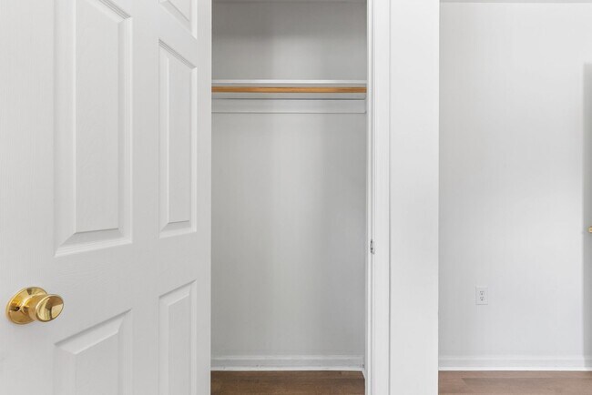 Building Photo - 422 Longwood Ave