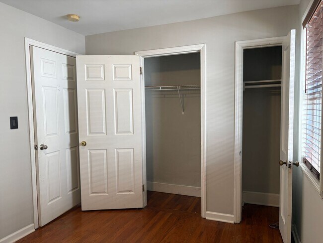 Building Photo - 4 Bedroom, 2 Bathroom House in Greensboro!
