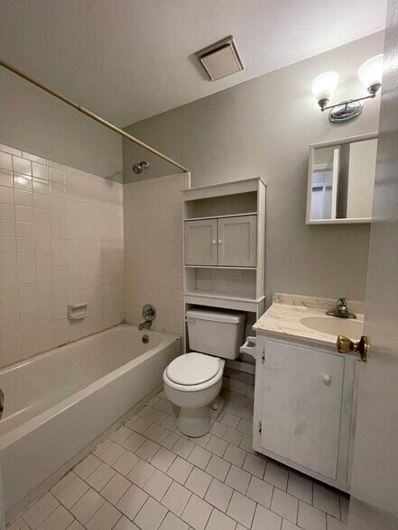 Building Photo - 103 Cedarwood Ct