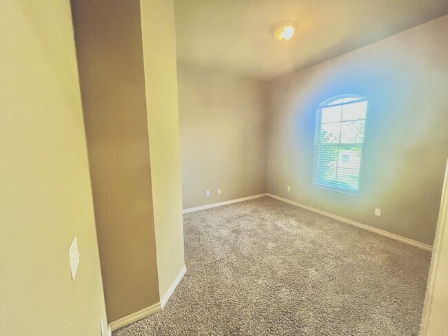 Building Photo - For Rent: 4 Bed | 2 Bath | Spacious Yard |...