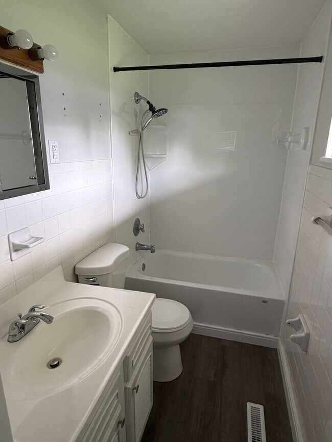 Building Photo - Updated 3 bedroom/2 Full Bath Huber Heights Ranch