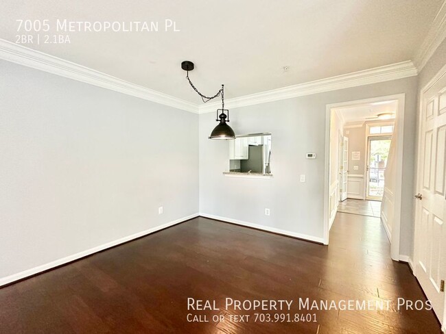 Building Photo - Gorgeous End Unit- Steps To Metro!