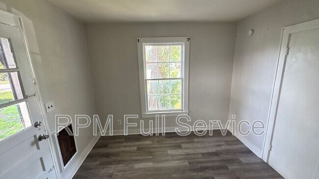 Building Photo - 423 Maple St