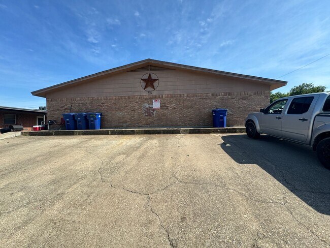 Primary Photo - 503 Sunset Ln