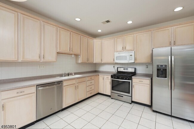 Building Photo - 240 Patriot Hill Dr