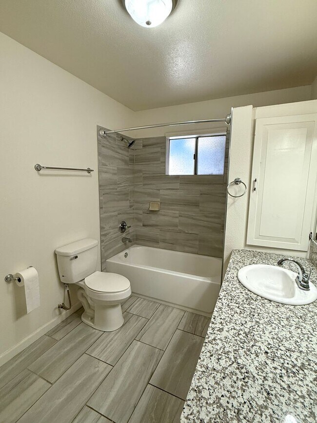 Building Photo - 3 Bedroom 1 Bath House!