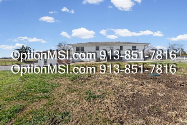 Building Photo - Country Charm Just Minutes From Lawrence!