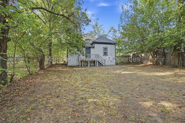 Building Photo - 605 E Woodard St