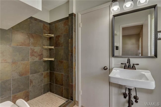 Building Photo - 401 Riverdale Dr