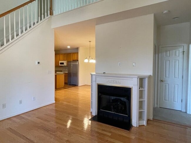 Building Photo - NW Brick Townhome, Granite Counter-Tops, W...