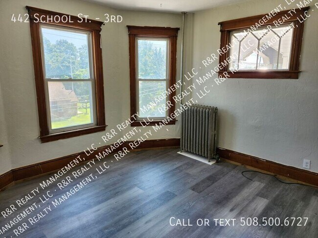 Primary Photo - 442 School St