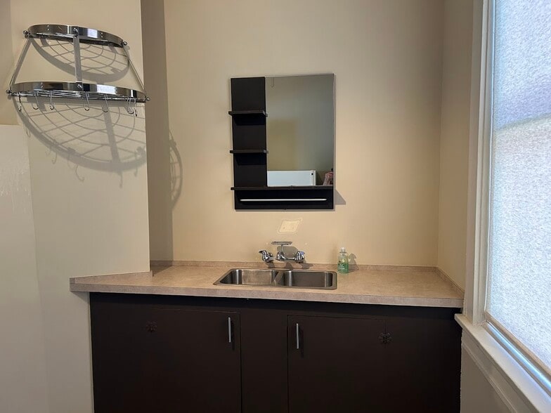 Kitchen sink/countertop area - 4537 SE 65th Ave