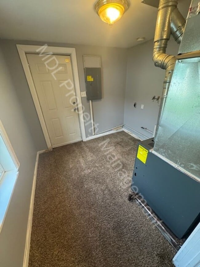 Building Photo - Spacious 3 bed 1 bath with 2 car garage an...