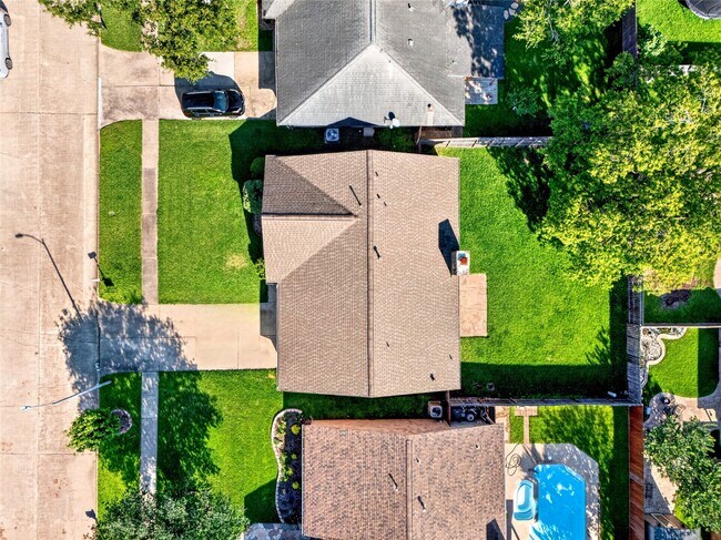 Building Photo - 3031 Shawnee Dr