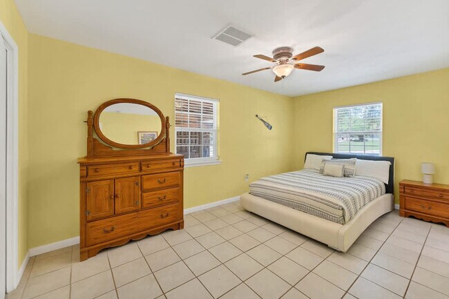 Building Photo - 2388 Lakeshore Dr