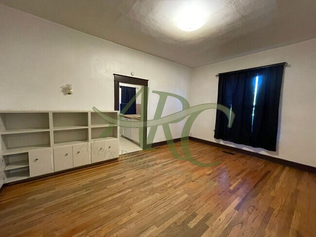 Building Photo - 501 Van Buren St
