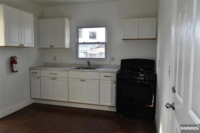 Building Photo - 129 Central Pl