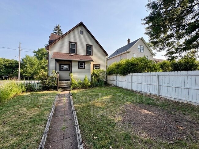 Building Photo - 605 Sackett Ave