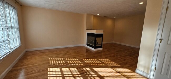 Building Photo - 14 Dansereau Pl