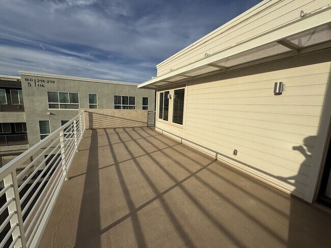 Building Photo - Chandler Luxury Townhome