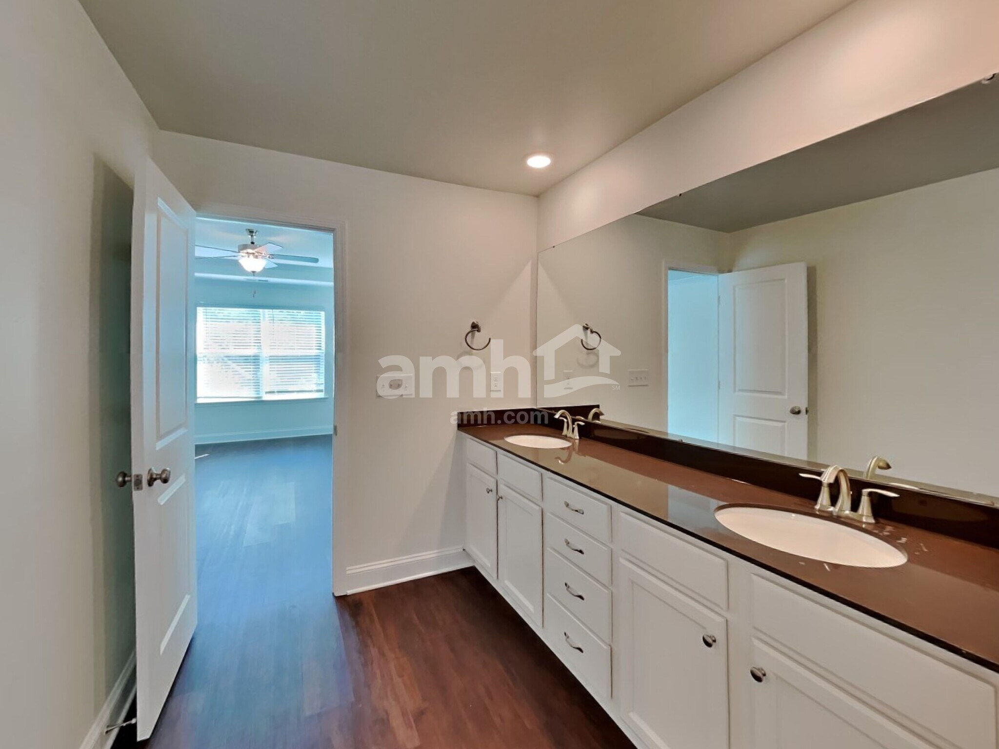 Building Photo - 560 Rivermist Dr