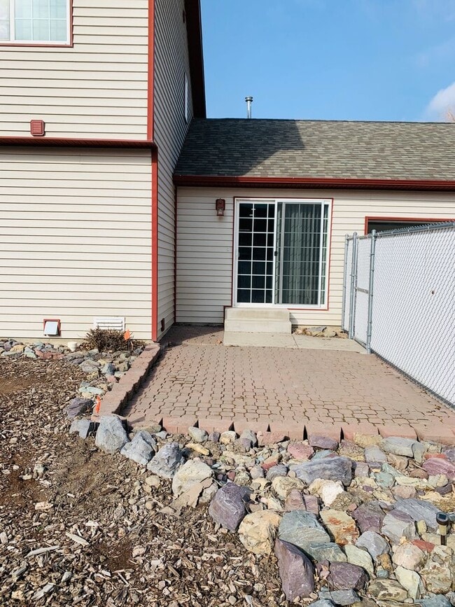 Building Photo - Large Yard - 3 Bed - 2 Bath - Pet Friendly