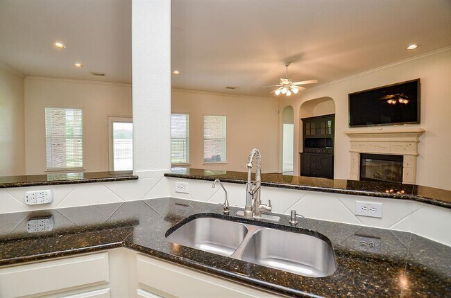 Building Photo - 7706 Bayou Green Ln