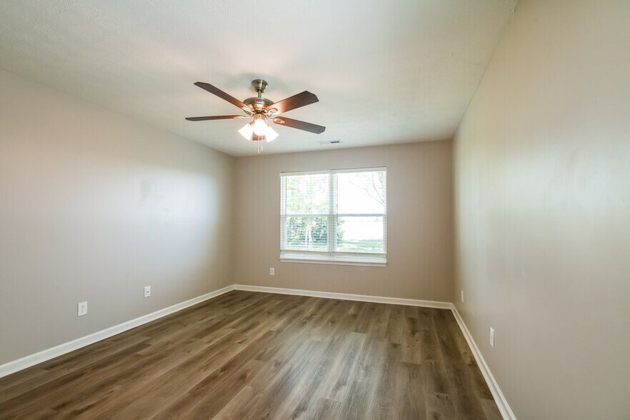 Building Photo - 15298 Royal Grove Dr