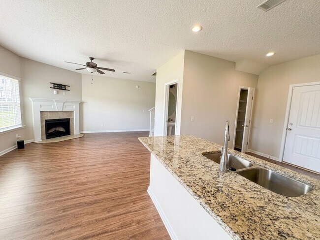 Building Photo - Ask mgmt about 1k off the first month of rent