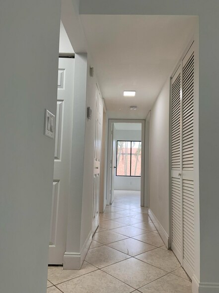 Building Photo - 617 Sea Pine Way