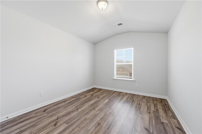 Building Photo - 303 Eleanora Xing