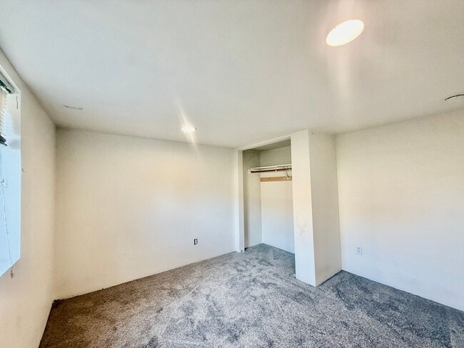 Building Photo - 1801 Russell Ave