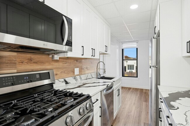 Building Photo - 10 Shrewsbury Green Dr