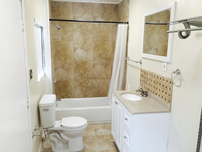 Building Photo - North Hyde Park Bungalow: Close to SOHO, Downtown & U.T.