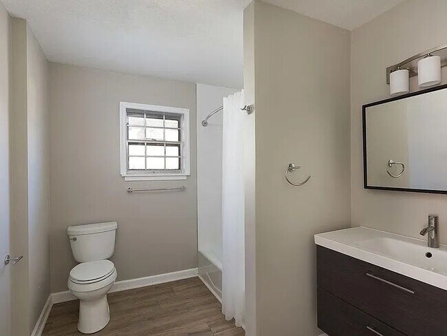 Building Photo - "Charming 3-Bed, 2-Bath Retreat with 1,690 Sq Ft of Comfort in Kansas City!"