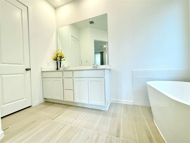 Building Photo - 2318 Honeyberry Shrub Dr