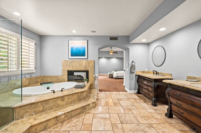 Building Photo - Elegant 5BR Furnished Estate with Pool & G...