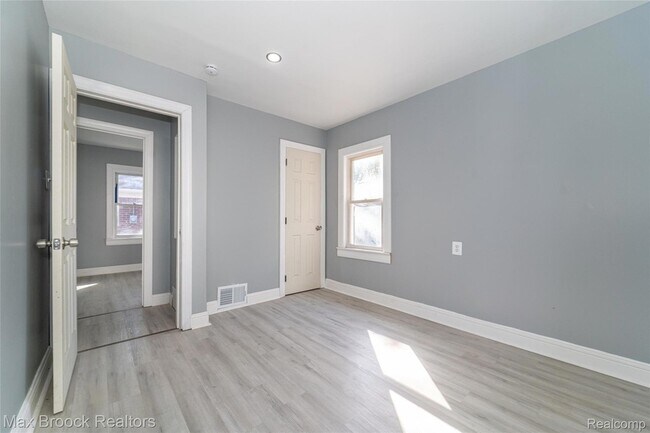 Building Photo - 9327 Schaefer Hwy
