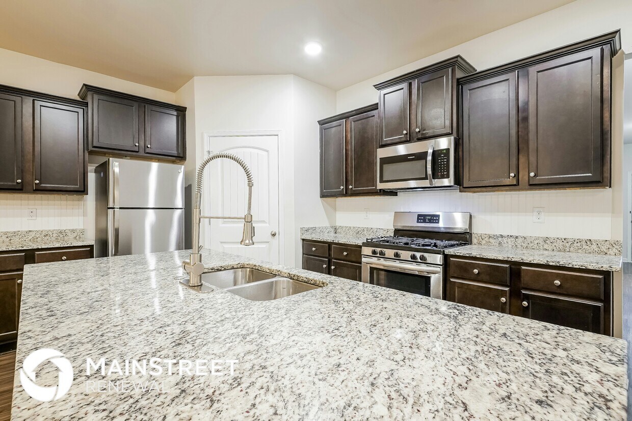 Building Photo - 1080 Park View Dr