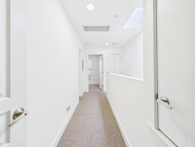 Building Photo - 711 W 32nd St