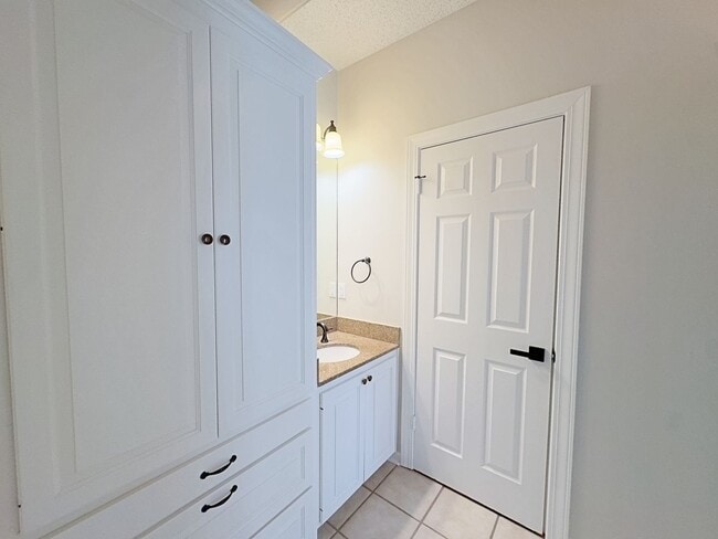 Building Photo - Welcome to this charming 2-bedroom, 2-bath...