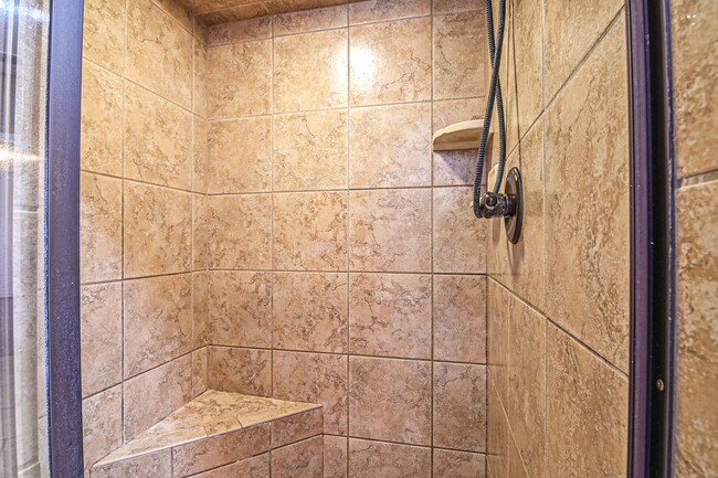 Building Photo - 5811 Oak Creek Drive