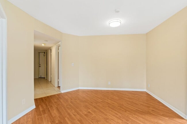 Building Photo - 5040 Rose Hill Dr