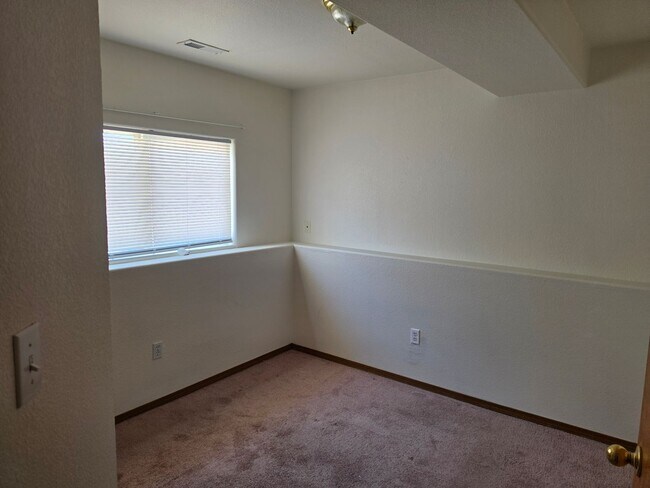 Building Photo - ALL PROSPECTIVE TENANTS MUST SUBMIT A $58 NON-REFUNDABLE APPLICATION FEE PER APPLICANT ONLINE AND...
