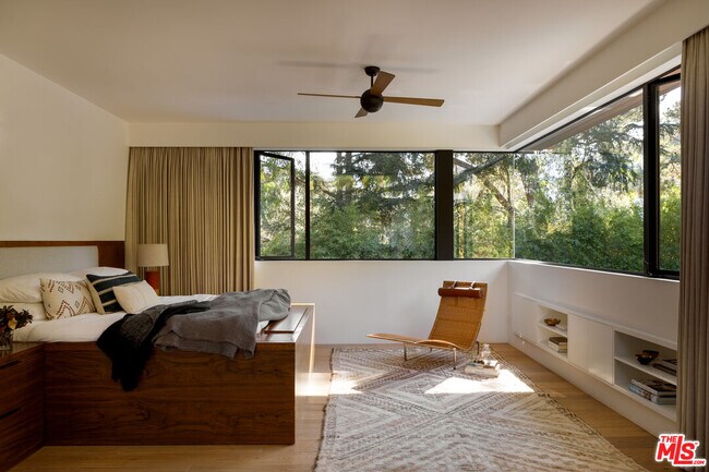 Building Photo - 8970 Wonderland Park Ave