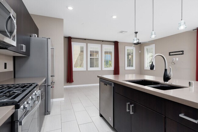 Building Photo - First floor unit in luxury gated Summerlin...