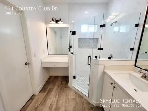 Building Photo - 531 Country Club Dr