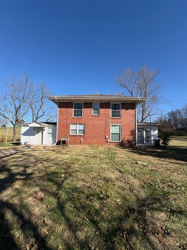 Building Photo - 420 W Old Andrew Johnson Hwy